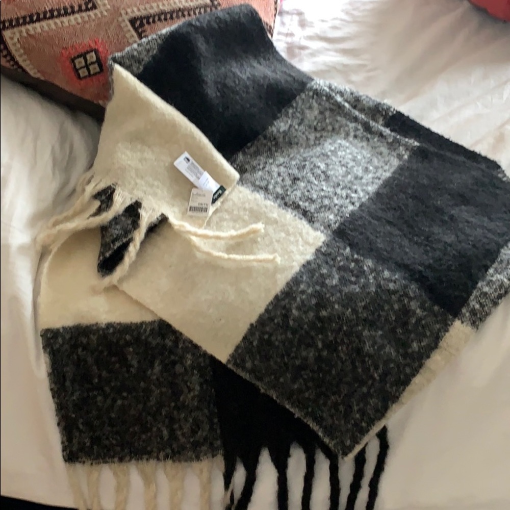 New with tags Roots scarf
